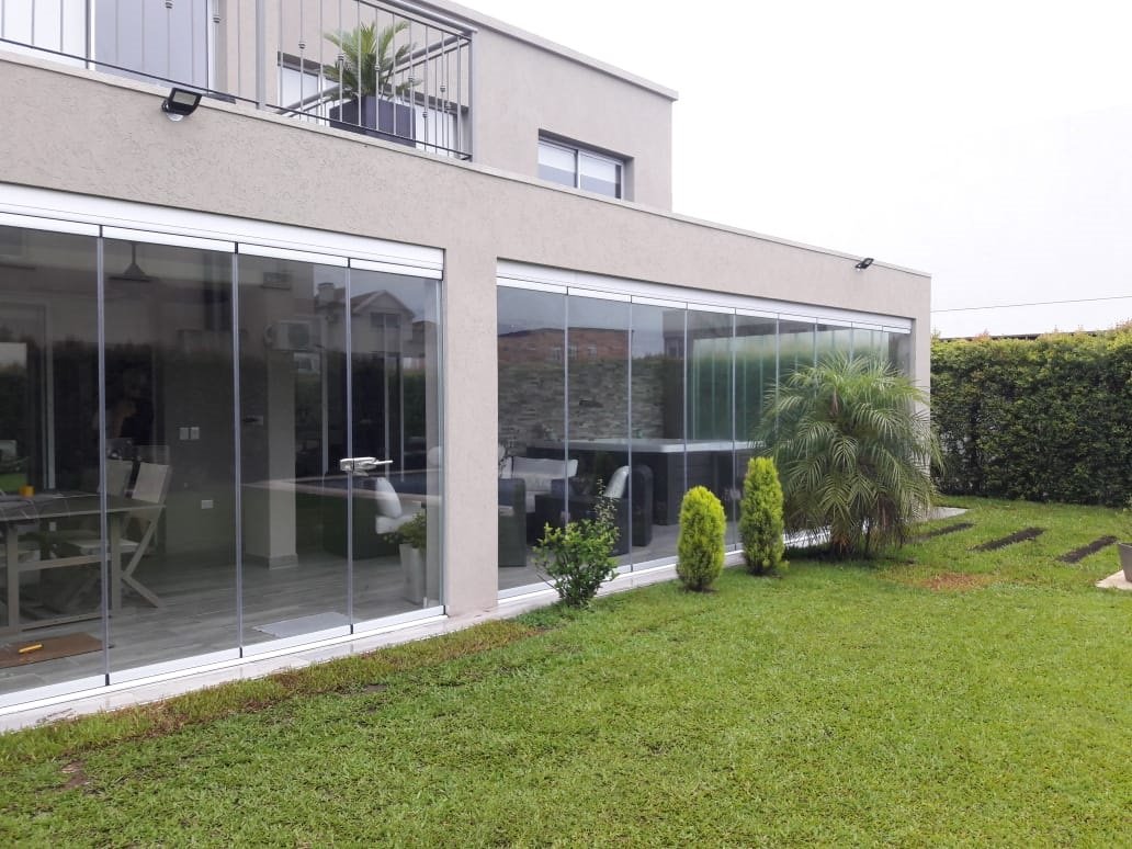 Cortinas de cristal sin perfiles en una terraza acristalada