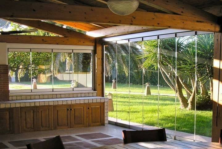 Detalle de cortinas de cristal en terraza